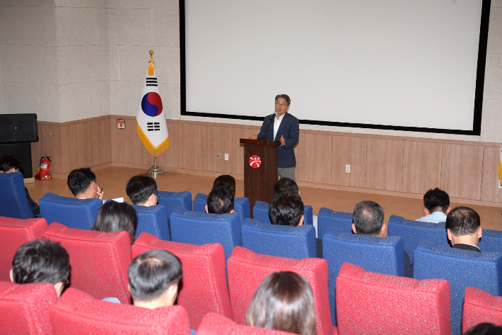 광주시가 소비쿠폰 색상 논란을 계기로 시와 산하기관 전반에 대한 인권감수성 실태조사를 실시한 결과, 총 5개 유형 42건의 인권침해 사례를 발굴했다. 광주광역시 제공