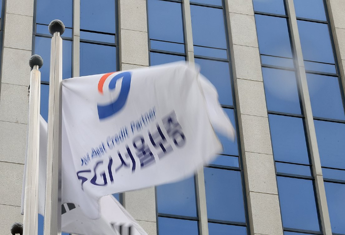 서울 종로구 SGI서울보증 본사 앞에 사기가 바람에 날리고 있다. 연합뉴스