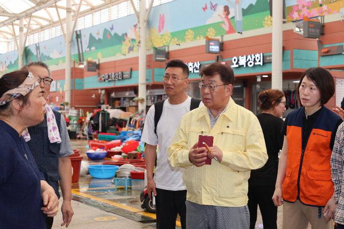 박성효 소상공인시장진흥공단 이사장(오른쪽에서 두번째)이 수해피해를 입은 함평천지 전통시장 상인들과 대화를 나누고 있다. 소진공 제공