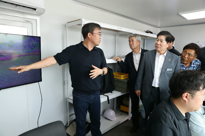 공영민 군수가 5일 드론배송센터 관제실에서 시스템 모니터를 통해 드론 배송 시연 영상을 확인하고 있다. 고흥군 제공