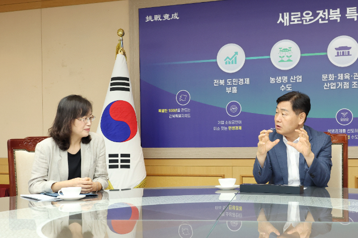 김관영 전북도지사(우)와 김호은 전북환경청장이 5일 오전 전북도청에서 면담했다. 전북도 제공