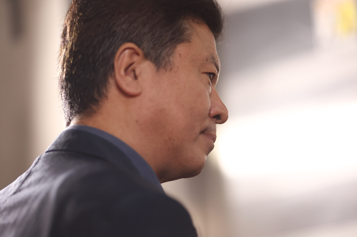 전하규 국방부 대변인이 5일 참고인 신분으로 조사를 받기 위해 서울 서초한샘빌딩에 위치한 순직해병특별검사팀으로 출석하고 있다. 연합뉴스