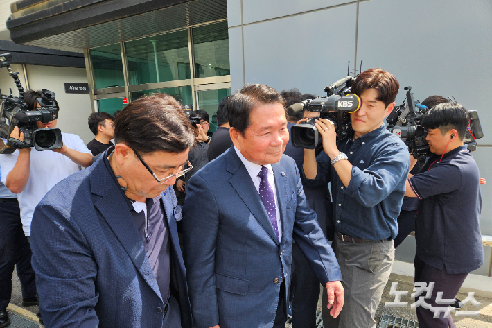 신경호 강원도교육감이 지난달 지방교육자치법 위반 혐의 사건 결심 공판이 끝난 뒤 법정을 벗어나고 있다. 구본호 기자