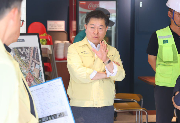 신안산선 붕괴 현장 점검을 하고 있는 박승원 광명시장. 박 시장 페이스북 캡처