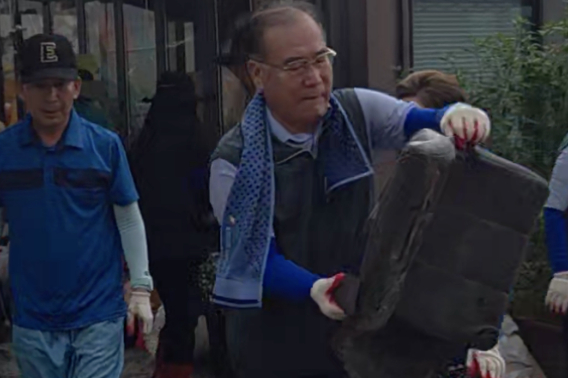 더불어민주당 이개호 의원이 5일 민주당 주요 당직자들 30여명과 함께 피해가 발생한 함평읍 주택가와 전통시장 지역에서 가재도구 세척 등 수해복구 활동을 펼치고 있다. 이개호 의원실 제공