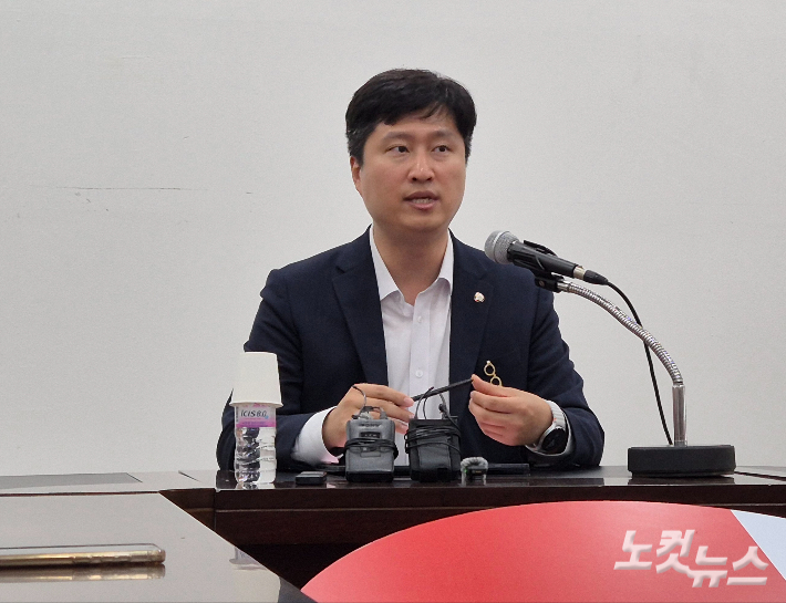 국민의힘 청년 최고위원에 출사표를 던진 우재준 의원이 5일 국민의힘 대구시당에서 기자간담회를 하고 있다. 김세훈 기자