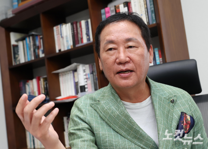 영화 '전지적 독자 시점' 제작사 원동연 대표가 21일 오후 서울 강남구 리얼라이즈픽쳐스 사무실에서 CBS노컷뉴스와 인터뷰 전 포즈를 취하고 있다. 황진환 기자