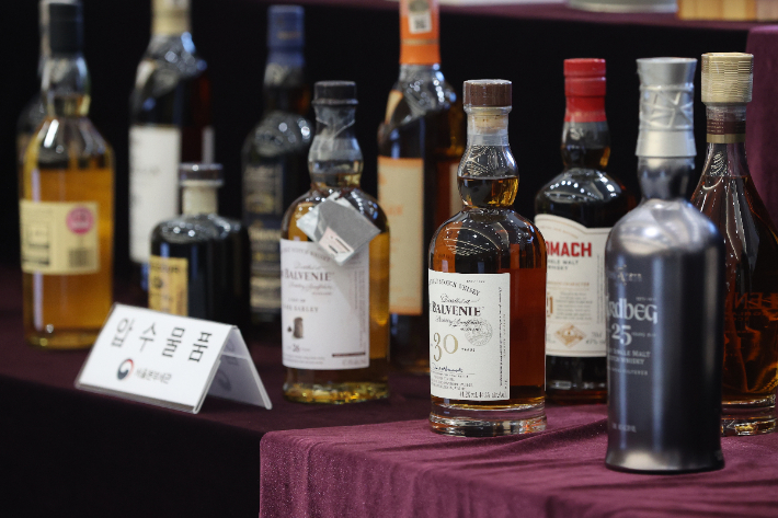 관세청 서울본부세관이 5일 서울 강남구 서울본부세관에서 초고가 위스키 밀수입 및 탈세 행위 고소득자 검거 실적 브리핑을 열고, 압수물품을 공개하고 있다. 연합뉴스