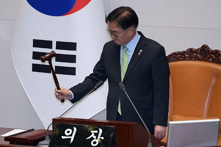 지난해 12월 4일 새벽 서울 여의도 국회 본회의에서 우원식 국회의장이 의사봉을 두드리고 있다. 국회는 이날 본회의에서 여야 의원들이 참석한 가운데 비상계엄 해제 요구 결의안을 재석 190인, 찬성 190인으로 가결했다. 연합뉴스