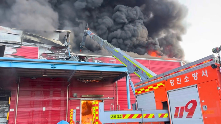 김 생산공장 화재 모습. 충남소방본부 제공 영상 캡처