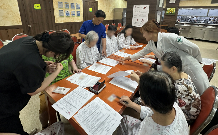 군민들을 찾아가 '민생회복 소비쿠폰'을 접수하고 있다. 고흥군 제공