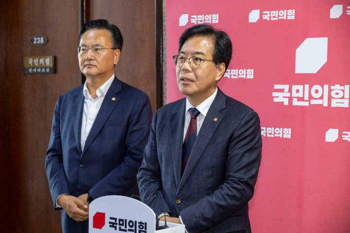 국민의힘 송언석 비상대책위원장 겸 원내대표가 5일 국회에서 이춘석 국회 법제사법위원장이 차명으로 주식에 투자했다는 의혹과 관련한 입장을 밝히고 있다. 연합뉴스