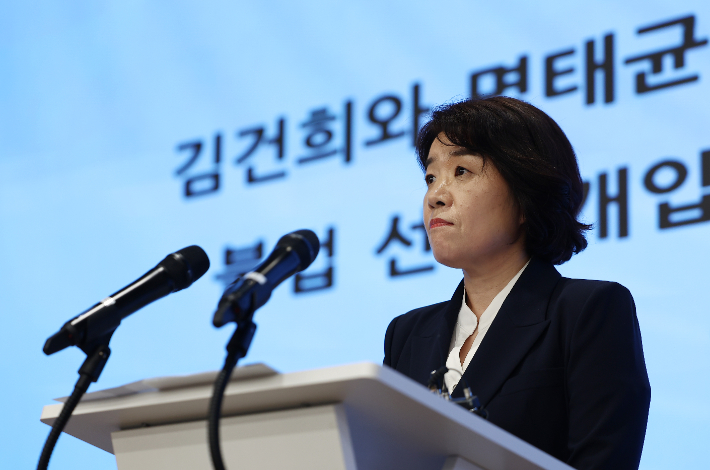 윤석열 전 대통령 부인 김건희 여사와 관련한 각종 의혹 사건을 수사하는 민중기 특별검사팀 오정희 특검보가 5일 서울 종로구 광화문kt 웨스트 빌딩에서 브리핑을 하고 있다. 연합뉴스