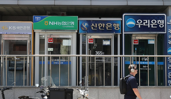"9월 한도는 소진됐어요"…대출 걸어잠근 은행들