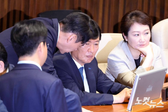 정청래 더불어민주당 대표와 이언주 최고위원이 5일 오후 서울 여의도 국회 본회의장에서 자리하고 있다.