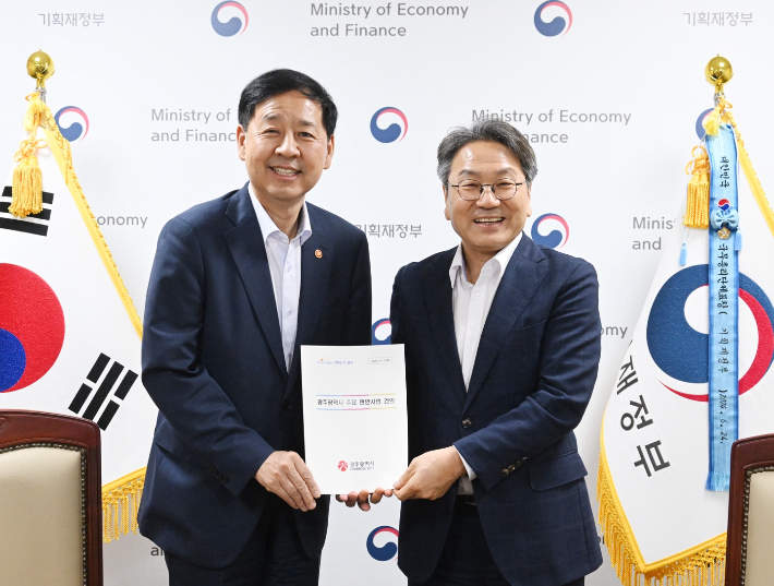 강기정 광주광역시장은 5일 정부서울청사에서 구윤철 경제부총리 겸 기획재정부 장관과 간담회를 갖고, 2026년도 광주시 주요 현안사업에 대해 설명하며 총 640억 원 규모의 국비 반영을 요청했다. 광주시 제공