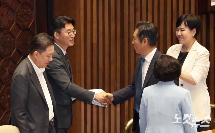 정청래 대표 격려 받는 노종면 의원