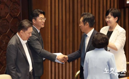 정청래 대표 격려 받는 노종면 의원