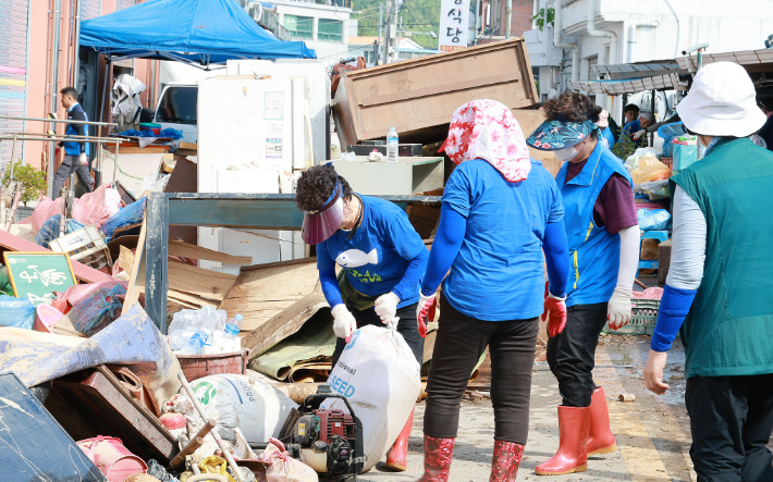 수마로 큰 피해를 본 전남 함평에 민간단체를 비롯한 각계각층의 복구 지원이 이어지고 있다. 함평균 제공