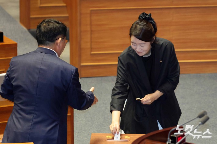 투표하는 강선우 의원