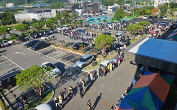 고용회복지원금 접수 시작일인 지난 1일 여수상공회의소 주차장에 대기줄이 길게 늘어선 모습. 독자제공