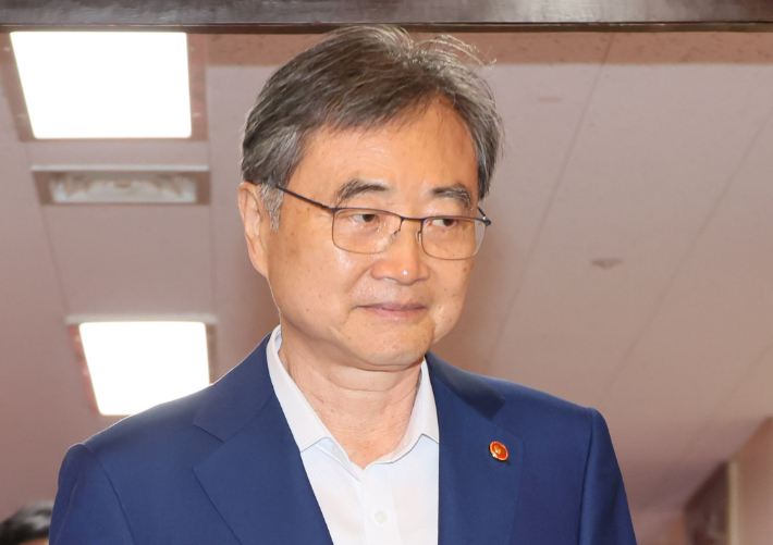 조현 외교부 장관이 5일 서울 종로구 정부서울청사에서 열린 국무회의에 참석하고 있다. 연합뉴스