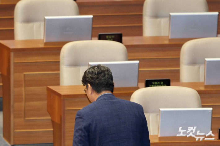 본회의장 나서는 이춘석