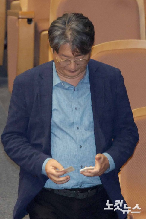 명패 바라보는 이춘석 의원