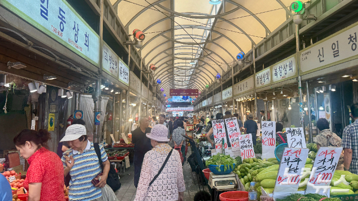 지난 4일 오후 서울시 동대문구 청량리 농수산물 시장 풍경. 김다연 인턴기자