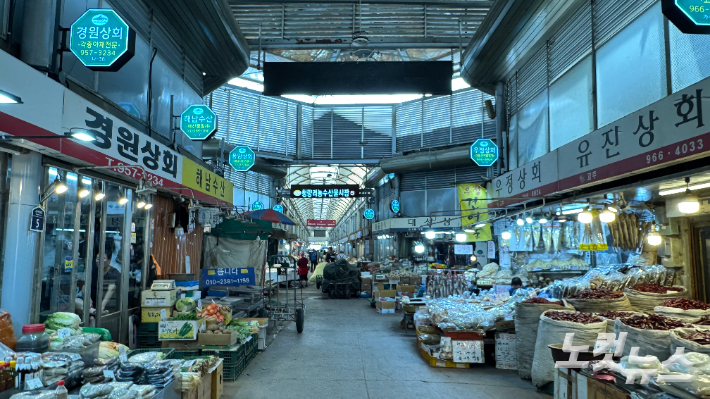 지난 4일 오후 서울시 동대문구 청량리 농수산물 시장 풍경. 김다연 인턴기자