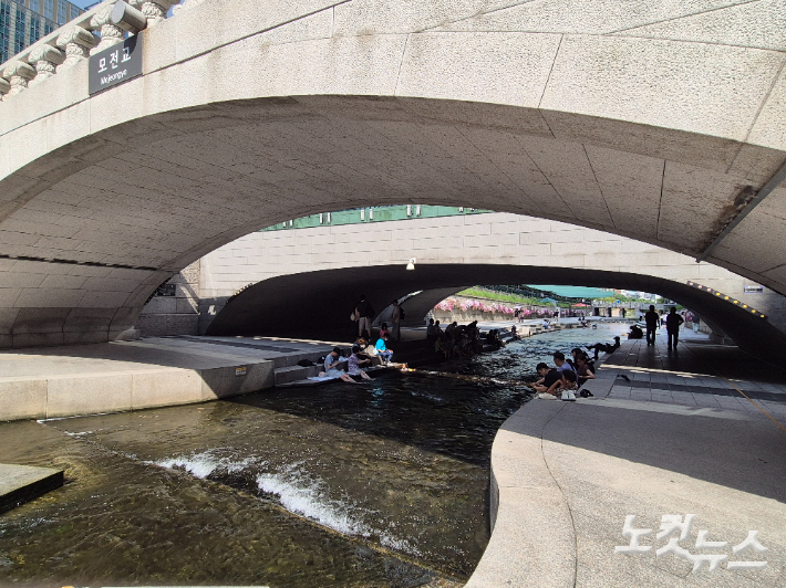 지난 4일 낮 서울시 종로구에 위치한 청계천에서 시민들이 물놀이를 하고 있는 모습. 김지현 인턴기자