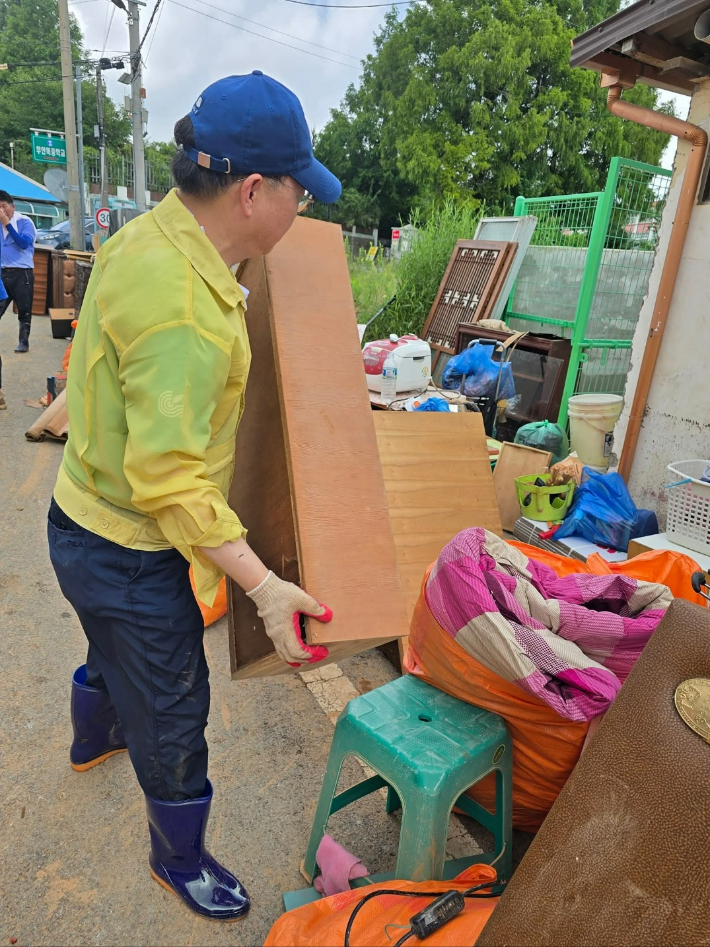 김태훈 의원이 수해 복구 현장에서 돕고 있다. 민주당 순천 갑 지역위 제공