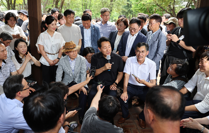 오세훈 서울시장(앞줄 가운데)이 지난달 30일 서울 양천구 목동6단지 재건축 사업 현장을 방문해 정비계획안 등 추진현황을 살핀 뒤 주민들과 간담회하고 있다. 연합뉴스