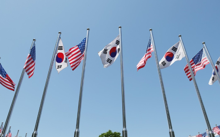 경기 파주시 임진각 미국군참전비에 게양된 태극기와 성조기. 연합뉴스