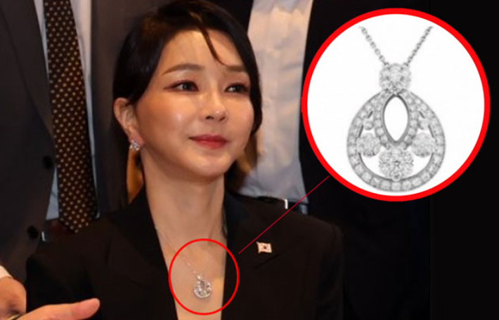 지난 2022년 6월 30일 윤석열 전 대통령 부인 김건희씨가 반클리프 목걸이를 차고 스페인 마드리드 만다린 오리엔탈 리츠 호텔에서 열린 동포 만찬간담회에 참석하고 있다. 연합뉴스·반클리프 홈페이지 캡처