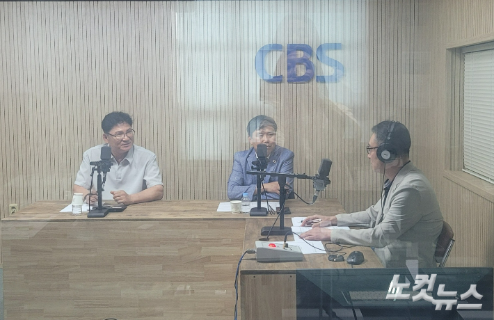 왼쪽부터 국민의힘 유상용 충북도의원, 더불어민주당 이상식 충북도의원, 김종현 앵커. 충북CBS 