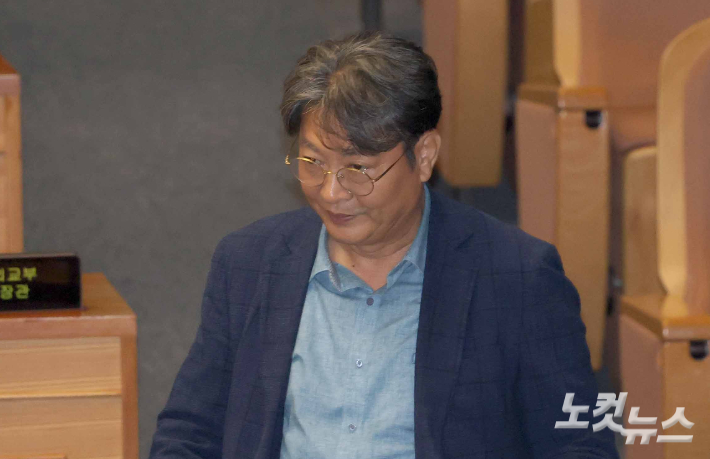 '차명거래 논란'에 휩싸인 이춘석 더불어민주당 의원이 5일 오후 서울 여의도 국회 본회의장에서 무제한토론 종결동의안의 건에 대한 투표를 하고 있다. 박종민 기자