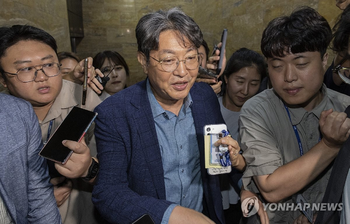 (서울=연합뉴스) 황광모 기자 = 차명 주식거래 의혹이 제기된 국회 법제사법위원장 더불어민주당 이춘석이 의원이 5일 국회에서 열린 본회의에 참석한 뒤 본회의장을 빠져나가다 취재진 질문을 받고 있다. 2025.8.5 hkmpooh@yna.co.kr 연합뉴스