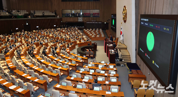 5일 서울 여의도 국회 본회의장에서 방송법 일부개정법률안(대안)이 국민의힘 의석이 비어 있는 가운데 통과되고 있다. 박종민 기자
