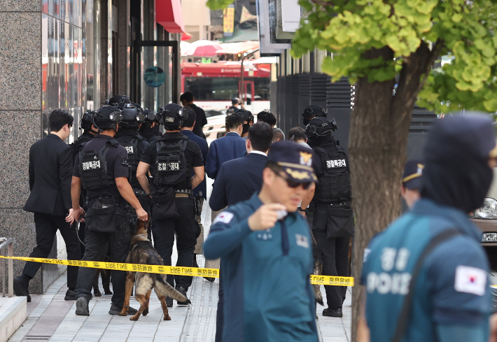 명동 신세계백화점 수색 마친 경찰특공대. 연합뉴스