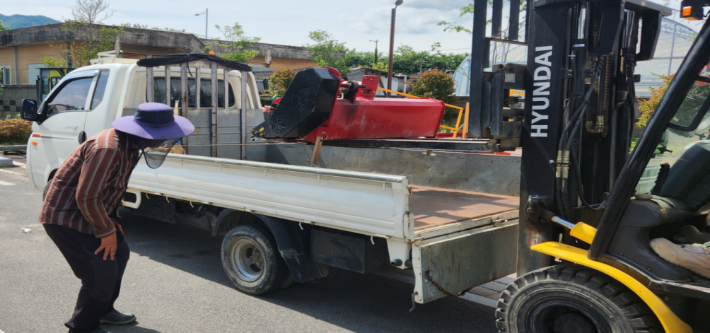 부산시 농업기술센터가 농기계 임대시간을 조정한다. 부산시 농업기술센터 제공