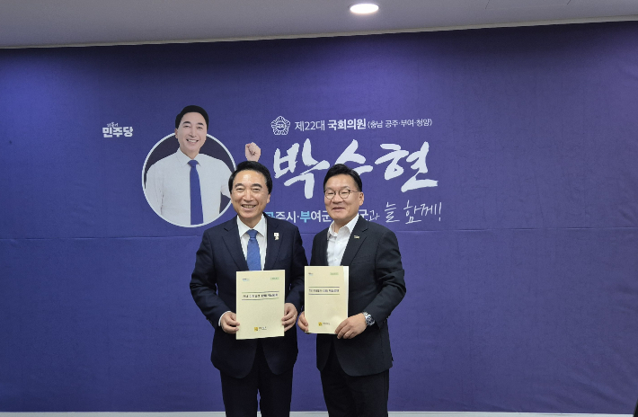 강위원 전남도 경제부지사는 지난 5일 국회를 방문해 국정기획위원회 박수현 균형성장특별위원장을 만나 지역 핵심 현안을 새 정부 국정과제에 반영해 달라고 요청했다. 전라남도 제공