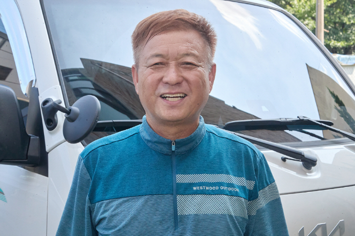 집중호우 속에서 강아지를 구하다 물속에 갇힌 유튜버를 구한 홍성표씨. 아산시 제공