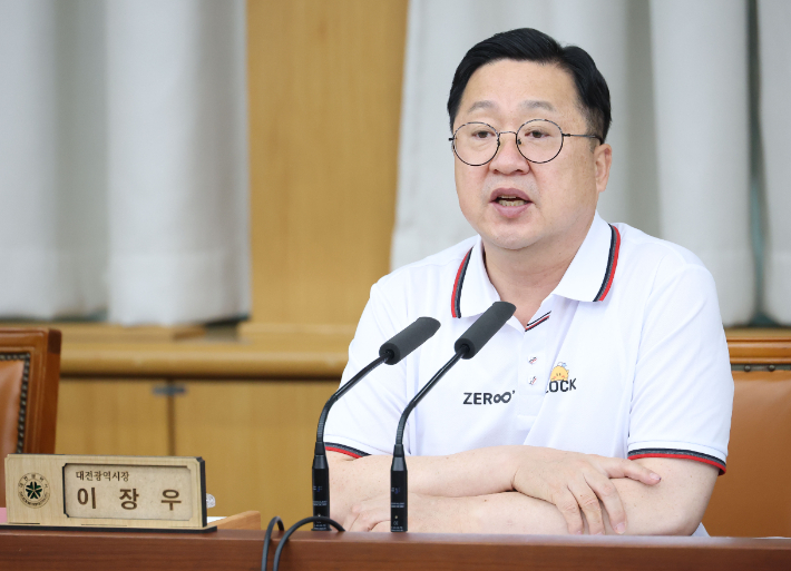 이장우 대전시장이 5일 확대간부회의에서 주요 현안 처리 등을 지시했다. 대전시 제공