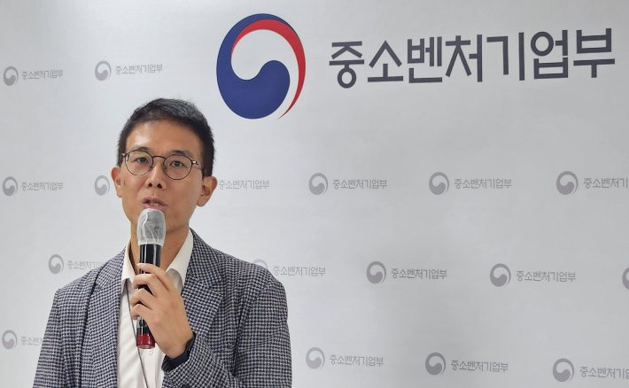 중소벤처기업부 황영호 소상공인경영안정지원단장이 '부담경감 크레딧' 사용처 확대 관련 내용을 설명하고 있다. 중기부 제공
