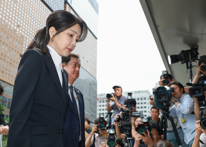 윤석열 전 대통령 부인 김건희 씨가 6일 서울 종로구 KT광화문빌딩 웨스트에 마련된 민중기 특별검사팀에 피의자 신분으로 첫 출석하고 있다. 연합뉴스