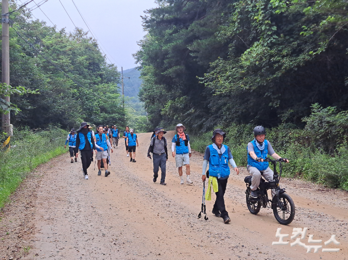 2025년 통일걷기 9일차, 참가자들이 민통선 출입문을 지나 두타연으로 향하고 있다. 양구=진유정 기자