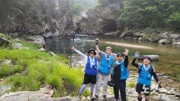 이인영 의원 등 통일걷기 참가자들이 두타연 폭포를 배경으로 기념 촬영을 하고 있다. 양구=진유정 기자