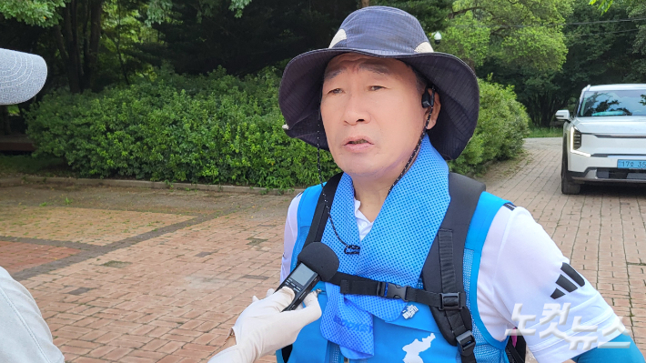 조인묵 전 양구군수가 양구 민통선 이북 지역의 생태 가치의 중요성을 인터뷰하고 있다. 양구=진유정 기자