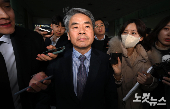 지난해 3월 21일 해외 도피 논란을 일으킨 이종섭 전 국방부 장관이 주 호주대사로 임명돼 호주로 출국했으나 11일만에 귀국해 인천국제공항 제1터미널을 통해 귀국하고 있다. 인천공항=박종민 기자